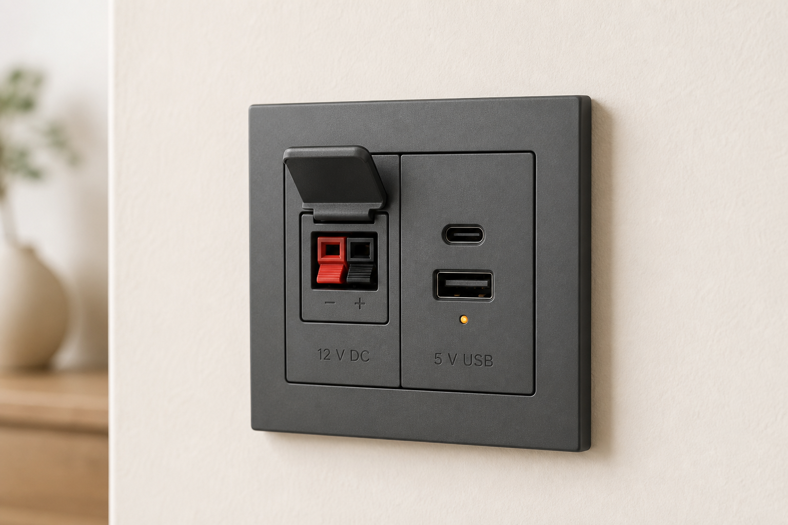 Grafitszürke fali csatlakozó koncepció polaritáshelyes 12 V DC, USB-C és USB-A 5 V kimenettel